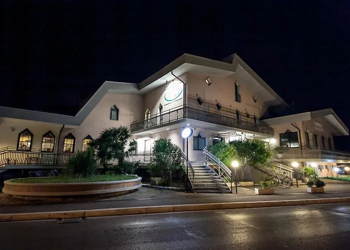 L'approdo فندق تْشيزيناتيكو